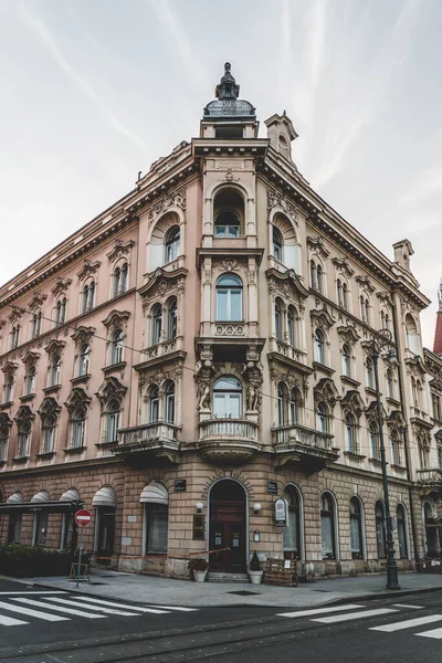 Záhřeb, Chorvatsko - 10. srpna 2020: Pohled na křižovatku fasády obytného buidlingu v centru města — Stock fotografie