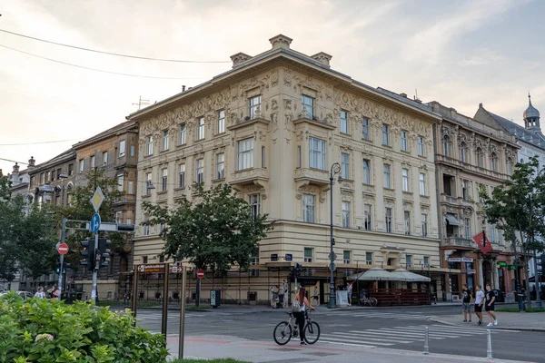Zagreb, Croatie - 10 août 2020 : Vue transversale de la façade de l'animation résidente dans le centre-ville — Photo