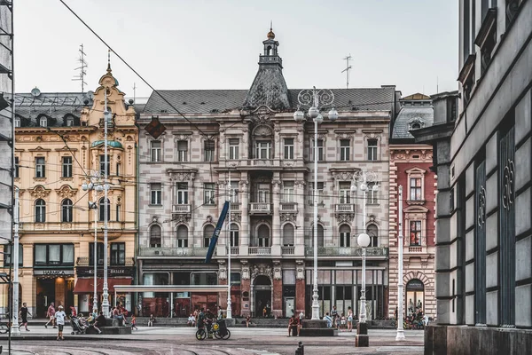 Zagreb, Kroatië - 10 aug 2020: Jelacic City Square bij zonsondergang — Stockfoto