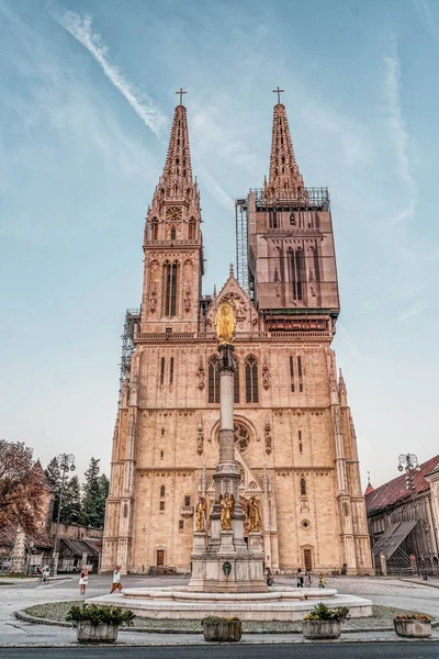Zagreb, Croatie - 10 août 2020 : Fontaine à colonnes Vierge Marie devant la cathédrale de Zagreb — Photo
