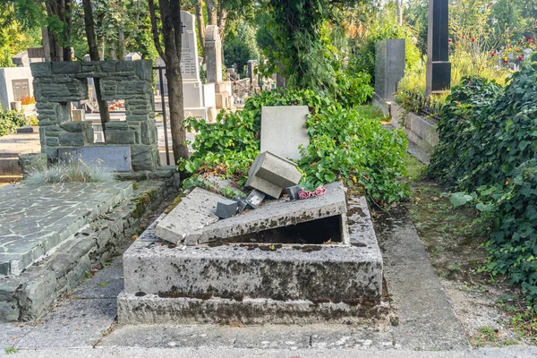 Загреб, Хорватия - 9 августа 2020 года: Могила разбита во время землетрясения в апреле на кладбище Мирогой — стоковое фото