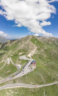 Avusturya 'daki Grossglockner' da Edelweisspitze 'ye kadar olan yüksek dağlık yol taksibacher Fusch' ın havadan drone görüntüsü.