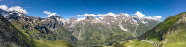 Grossglockner dağ sırasının panoramik hava manzarası Avusturya yazında karla kaplıydı