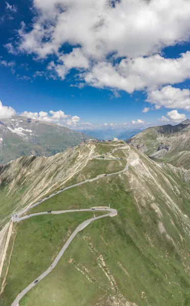 Aereo drone colpo di serpentino strada alta alpina Taxenbacher Fusch fino a Edelweissspitze in Grossglockner in Austria — Foto Stock