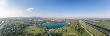 Güneydoğu Zagreb 'deki Jarun su parkının havadan panoramik görüntüsü