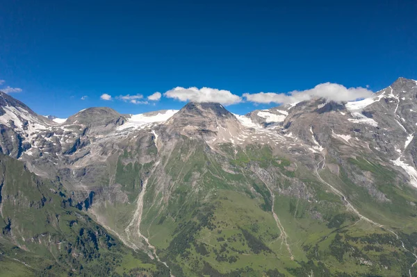 Aerial drone shot of Grossglockner snowy mountain in Austria verano —  Fotos de Stock