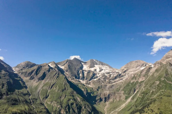 Avusturya 'daki Grossglockner karlı dağının insansız hava aracı görüntüsü. — Stok fotoğraf