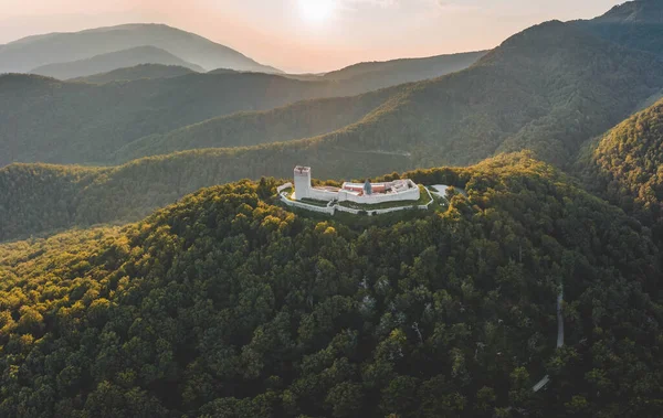 Zagreb tepesindeki Oltar Domovine ston kalesinin insansız hava aracı görüntüsü.