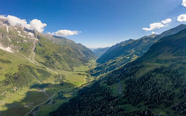 Повітряний дрон, знятий в долині гірського хребта Гроссґлокнер влітку в Австрії. — стокове фото