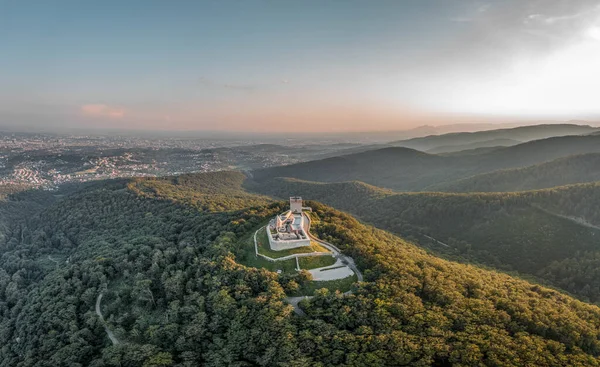 Zdjęcie z lotu drona z zamku twierdzy Oltar Domovine ston na szczycie Zagrzebia na przedmieściach — Zdjęcie stockowe