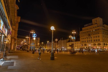 Zagreb, Hırvatistan - 9 Ağustos 2020: Jelaciç Meydanı gece Zagreb şehir merkezinde