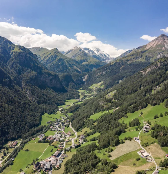 Drone aérien du village de Helligenblutt avec vue sur la montagne Grossglockner en Autriche — Photo