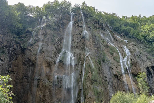 Grote waterval in het Plitvice meer in Kroatië — Stockfoto