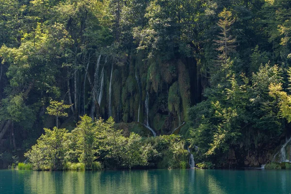 Cascade de cascades dans les lacs de Plitvice en Croatie été — Photo