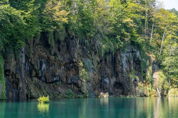 Cascade de cascades dans les lacs de Plitvice en Croatie été — Photo