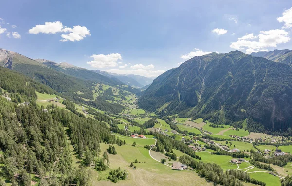 Drohnenaufnahmen vom Dorf Helligenblutt im Großglocknertal in Österreich — Stockfoto