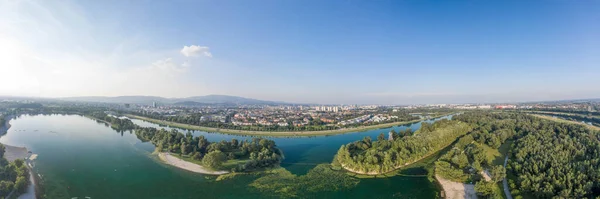 Zdjęcia z lotu ptaka nad jeziorem Jarun w południowo-wschodnim Zagrzebiu w Chorwacji — Zdjęcie stockowe
