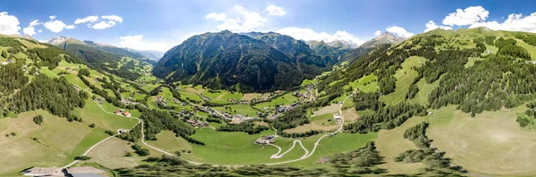 360 Aerial panoramic drone shot of Helligenblutt village in Grossglockner mountain valley in Austria — Stock Photo, Image