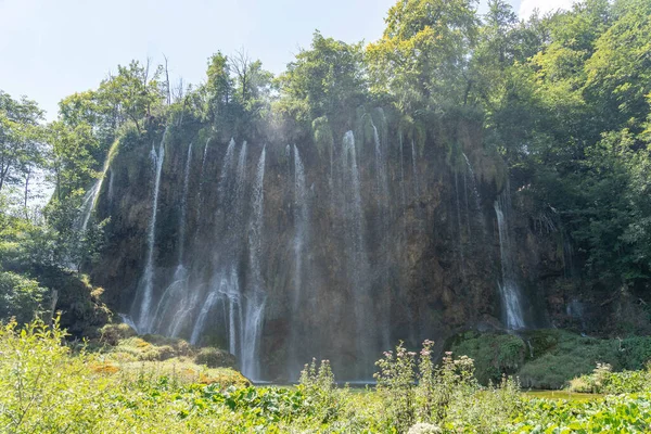 Cascade de cascades Veliki dans les lacs de Plitvice en Croatie été — Photo