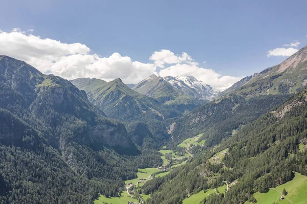Flygdrönare bild av Helligenblutt byn i med utsikt över Grossglockner berg i Österrike — Stockfoto