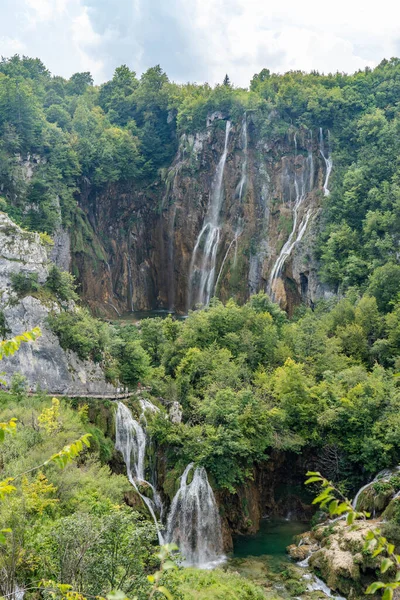 Grande chute d'eau à l'intérieur du lac de Plitvice en Croatie — Photo