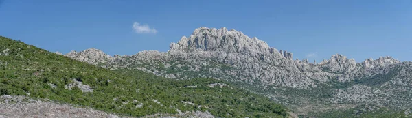 Pico rocoso panorámico caliza cerca de Dalmacia en Croacia — Foto de Stock