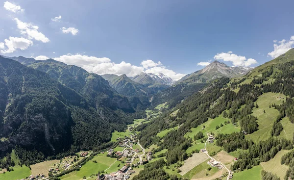 Flygdrönare bild av Helligenblutt byn i med utsikt över Grossglockner berg i Österrike — Stockfoto