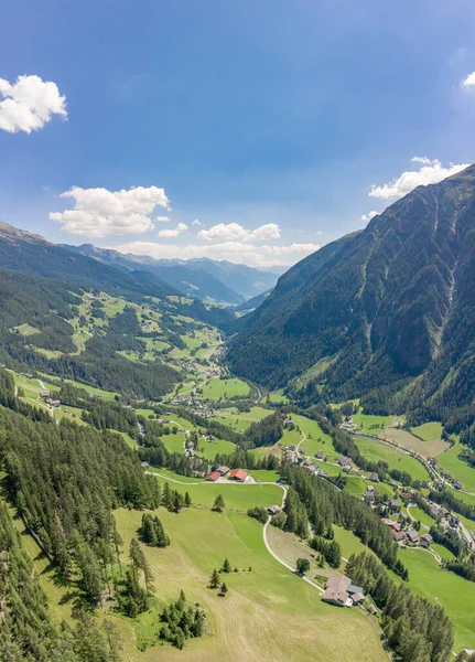 Flygdrönare bild av Helligenblutt byn i Grossglockner bergsdal i Österrike — Stockfoto