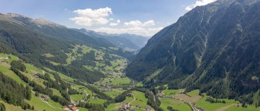 Avusturya 'daki Grossglockner dağ vadisindeki Helligenblutt köyünün hava panoramik görüntüsü.