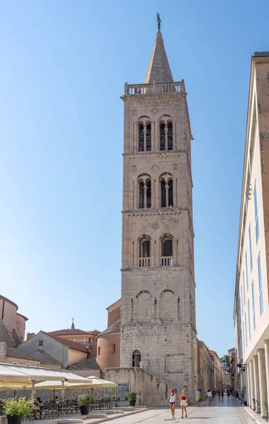 Zadar, Hırvatistan - 12 Ağustos 2020: St. Donatus Kilisesi 'nin sokak manzarası — Stok fotoğraf