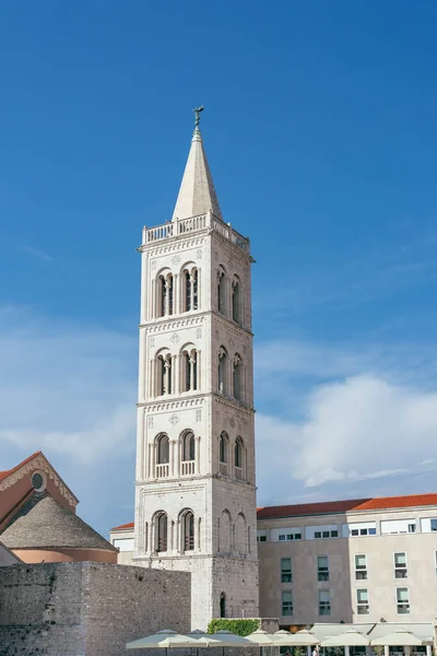 Zadar Hırvatistan 'ın eski kent meydanındaki St. Donatus Kilisesi çan kulesi — Stok fotoğraf