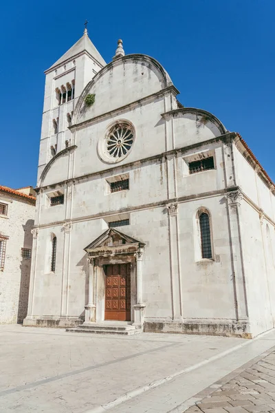 Πρόσοψη της εκκλησίας της Αγίας Μαρίας στην παλιά πλατεία Ζαντάρ στην Κροατία το καλοκαίρι — Φωτογραφία Αρχείου