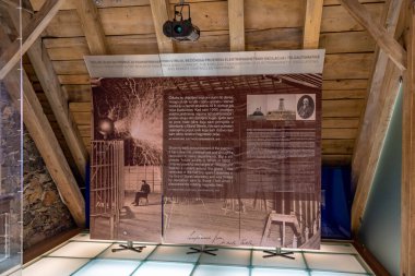 Smiljan, Hırvatistan - 12 Ağustos 2020: Nikola Tesla 'nın yüksek frekanslı akımında icat