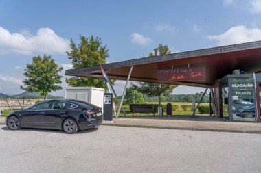 Smiljan, Hırvatistan - 12 Ağustos 2020: Tesla arabası NIkola Tesla Memorial Center 'da şarj ediliyor