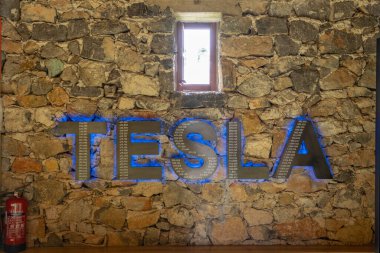Smiljan, Hırvatistan - 12 Ağustos 2020: Tesla logosu Nikola Tesla Anıt Merkezi 'nin duvarında