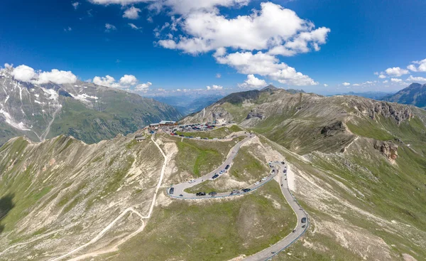 Grossglockner, Austria - 8 sierpnia 2020: Strzał z drona z serpentyny w drodze alpejskiej aż do Edelweissspitze — Zdjęcie stockowe