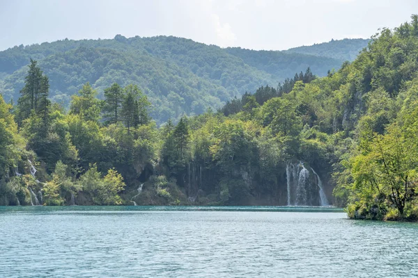 Plitvice, Croatie - 11 août 2020 : Cascade de cascades dans la région des lacs en été — Photo
