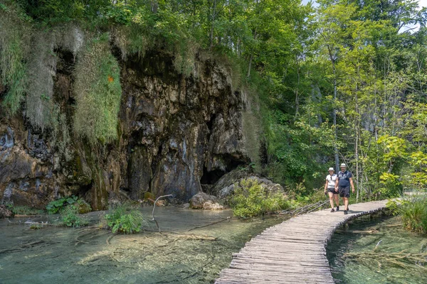 Plitvice, Croatie - 11 août 2020 : Randonneurs sur la route de trekking dans le parc national — Photo