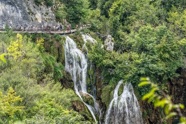 Plitvice, Croatie - 11 août 2020 : Les touristes passent devant la cascade dans le parc du lac — Photo