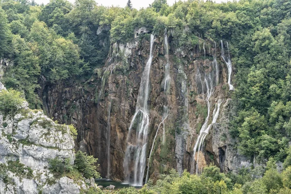 Grande chute d'eau à l'intérieur du lac de Plitvice en Croatie — Photo