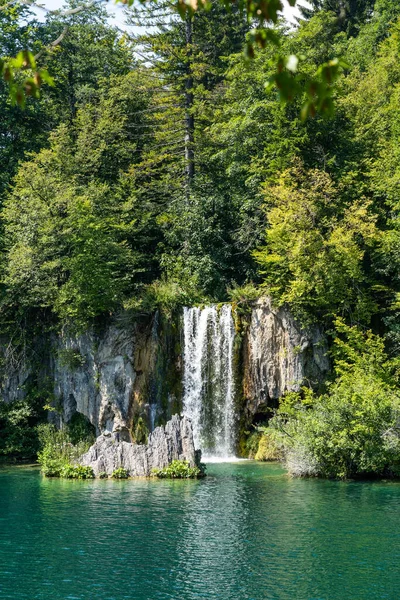 Cascade de cascades dans les lacs de Plitvice en Croatie été — Photo