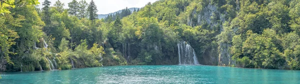 Vue panoramique de la cascade de cascades à l'intérieur du lac de Plitvice en Croatie — Photo