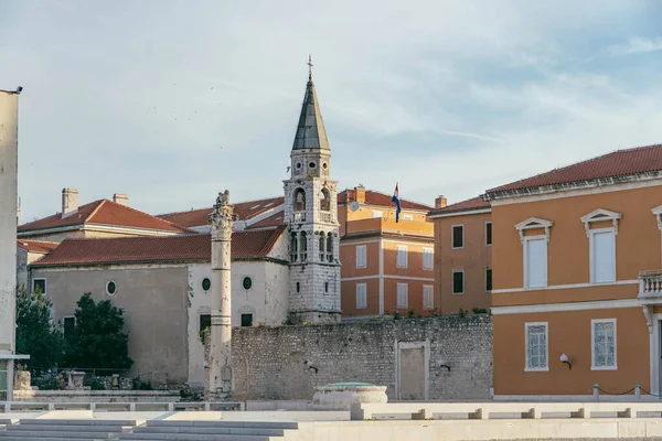 Zadar, Croacia - 13 de agosto de 2020: Reliquia romana en la plaza del casco antiguo con vistas a la iglesia de San Donato — Foto de Stock
