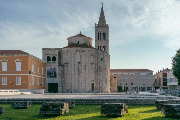 Zadar, Hırvatistan - 13 Ağustos 2020: Sabahın erken saatlerinde Roma tarihi taşlarının önünde Aziz Donatus Kilisesi — Stok fotoğraf