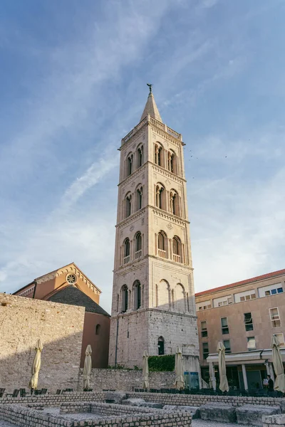 Zadar Hırvatistan 'ın eski kent meydanındaki St. Donatus Kilisesi çan kulesi — Stok fotoğraf