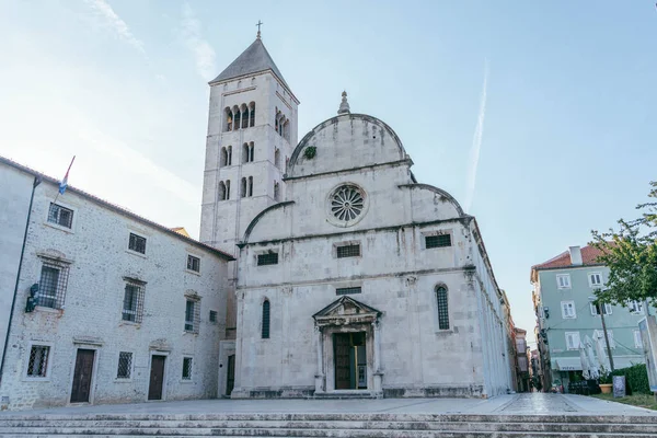 Фасад церкви Св. Марии на Старой городской площади Задара летом в Хорватии — стоковое фото