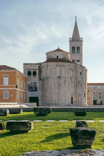 Zadar, Hırvatistan - 13 Ağustos 2020: Sabahın erken saatlerinde Roma tarihi taşlarının önünde Aziz Donatus Kilisesi — Stok fotoğraf