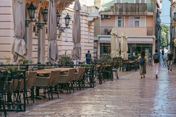 Zadar, Croacia - 12 / 08 / 2020: Los turistas en el restaurante callejón en la tarde de verano — Foto de Stock