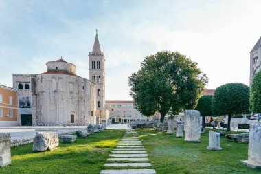 Zadar, Hırvatistan - 13 Ağustos 2020: St. Donatus Kilisesi eski kasaba meydanındaki taş geçidin sonunda