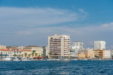 Zadar, Hırvatistan - 13 Ağustos 2020: Liman kenti yakınlarındaki yeni kasaba sakinleri